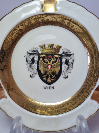 Пепельница винтажная Winterling Engen, белый фарфор с золотым декором "Герб Вены, 10,5 x 1,5 см, Германия, 1960-70гг.