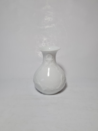 Royal Porzellan Bavaria KPM Фарфоровая белая ваза с фактурным рисунком цветов, Германия, 1960-70гг.