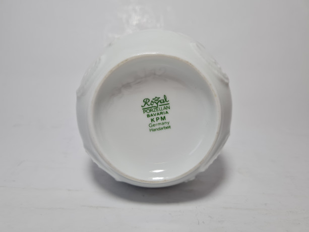 Royal Porzellan Bavaria KPM Фарфоровая белая ваза с фактурным рисунком цветов, Германия, 1960-70гг.