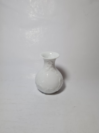 Royal Porzellan Bavaria KPM Фарфоровая белая ваза с фактурным рисунком цветов, Германия, 1960-70гг.