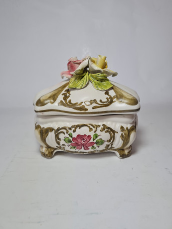 Bassano im Stil Шкатулка с фактурным цветочным узором "Розы", ручная роспись, 15 x 10 x 13,5 см, Италия, 1960-70гг.