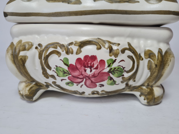 Bassano im Stil Шкатулка с фактурным цветочным узором "Розы", ручная роспись, 15 x 10 x 13,5 см, Италия, 1960-70гг.