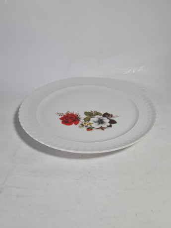 Тарелка винтажная ALT Tirschenreuth 1838, белый фарфор с бело-красным цветочным орнаментом и фактурным краем, 25,5 x 2,5 см, Германия, 1960-70гг.