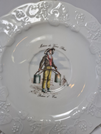 Lierre Lauvage CNP France Винтажная тарелка с фактурным краем "Продавец на ярмарке в Париже", Франция, 1960-70гг.