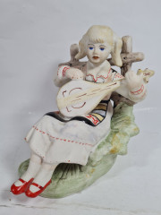 Фигурка винтажная Rumanien &quot;Сидящая девушка с инструментом&quot;, фарфор, 17 см, Германия, 1960-70гг.