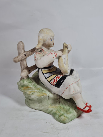 Фигурка винтажная Rumanien "Сидящая девушка с инструментом", фарфор, 17 см, Германия, 1960-70гг.