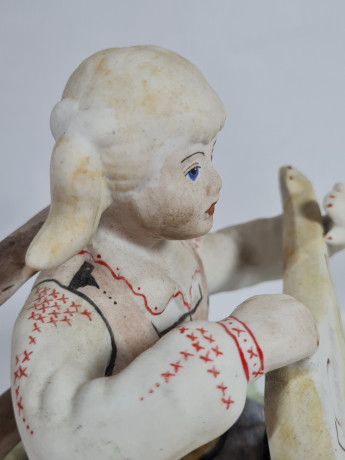 Фигурка винтажная Rumanien "Сидящая девушка с инструментом", фарфор, 17 см, Германия, 1960-70гг.