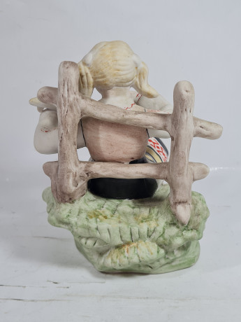 Фигурка винтажная Rumanien "Сидящая девушка с инструментом", фарфор, 17 см, Германия, 1960-70гг.