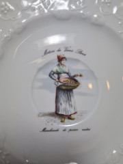 Lierre Lauvage CNP France Винтажная тарелка с фактурным краем &quot;Продавщица на ярмарке в Париже&quot;, Франция, 1960-70гг.