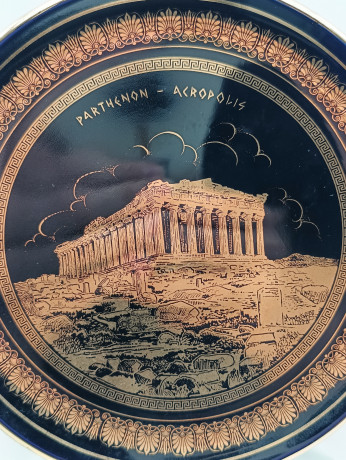 Тарелка декоративная винтажная "Акрополь в Парфеноне" позолоченный (24 К), в черно-золотистых тонах, керамика, 23 см, Греция, 1970-80гг.