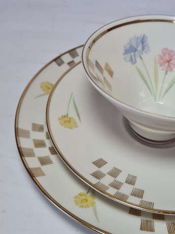 Чайное трио винтажное Winterling Roslau Bavaria, белый фарфор с цветочным рисунком и геометрическим позолоченным узором, 12 x 5,5 см / 15 см / 19,5 см, Германия, 1960-70гг.