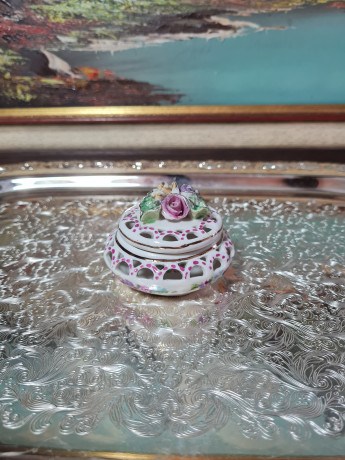 Шкатулка винтажная CFK Poland с тремя розами и позолотой, ручная работа, фарфор, 5 x 6,5 см, Польша, 1960-1970гг.