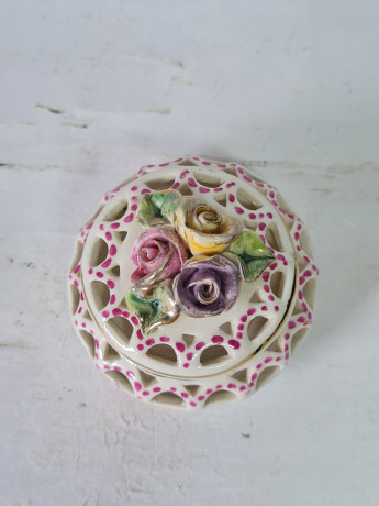 Шкатулка винтажная CFK Poland с тремя розами и позолотой, ручная работа, фарфор, 5 x 6,5 см, Польша, 1960-1970гг.