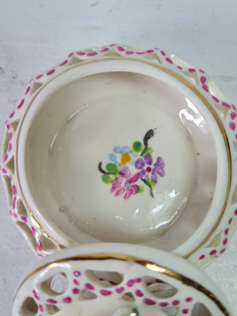 Шкатулка винтажная CFK Poland с тремя розами и позолотой, ручная работа, фарфор, 5 x 6,5 см, Польша, 1960-1970гг.