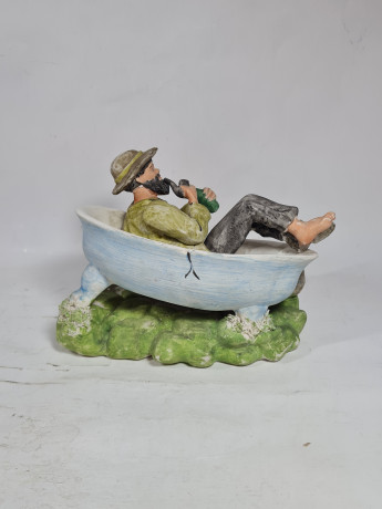 Фигурка винтажная Im Stil Capodimonte "Мужчина, отдыхающий в ванне", фарфор, 19 см, Германия, 1960-70гг.