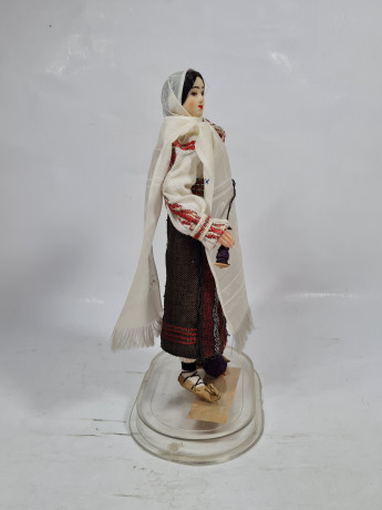 Фигурка винтажная Ainamoia / Arts Crisana, Oradea "Девушка в этническом костюме с пряжей", 23 см, Румыния, 1960-70гг.