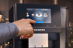 SIEMENS SIEMENS Kaffeevollautomat EQ700 classic TP707D06, Full-Touch-Display, bis 15 Profile speicherbar, Milchsystem-Reinigung Полностью автоматическая кофемашина SIEMENS EQ700 classic TP707D06, полностью сенсорный дисплей, возможность сохранения до 15