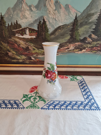 Creidlitz Bavaria Фарфоровая белая ваза с позолоченным ободком и ярким рисунком "Красные цветы", 22смx10см, Германия, 1960-70гг.