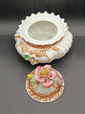 Сахарница/бонбоньерка с крышкой винтажная Capodimonte Nove, с объемным цветочным декором, фарфор, 17 х 14 см, Италия, 1960-70гг.