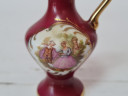 Ваза-кувшин винтажная Limoges France, красный фарфор с красочным изображением влюбленных и позолотой, 7,5 x 5 см, Франция, 1960-70гг.