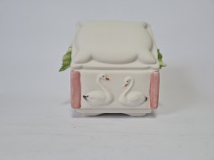 Статуэтка винтажная миниатюрная Capodimonte &quot;Цветы в шкатулке&quot;, фарфор, 10 см, Италия, 1960-70гг.