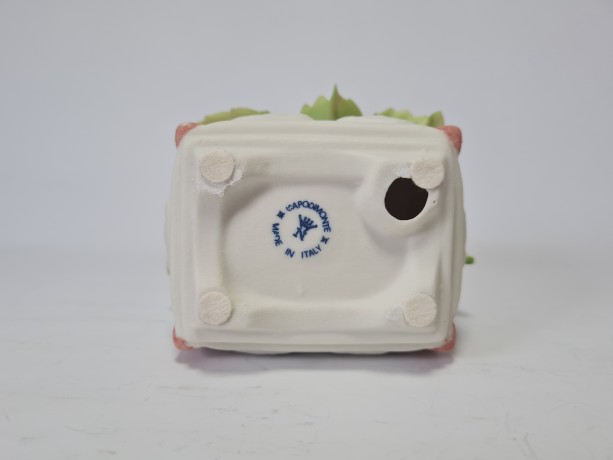 Статуэтка винтажная миниатюрная Capodimonte "Цветы в шкатулке", фарфор, 10 см, Италия, 1960-70гг.