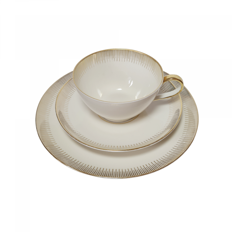 Johann Seltmann Vohenstrauß Bavaria Чайное трио белый фарфор с позолоченным узором, Германия, 1960-70гг. Johann Seltmann Vohenstrauß Bavaria Чайное трио белый фарфор с позолоченным узором, Германия, 1960-70гг.