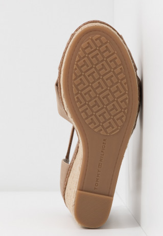 Tommy Hilfiger ICONIC ELENA SANDAL High heeled sandals cobblestone ICONIC ELENA SANDAL Босоножки на высоком каблуке булыжник