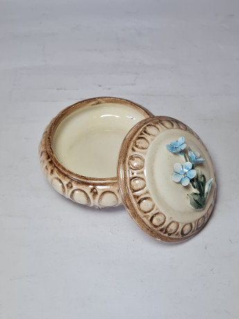 Шкатулка-бонбоньерка винтажная Capodimonte Italy "Незабудка", в бело-коричневых тонах с фактурным декором, фарфор,7 x 10 см, Италия, 1960-70гг