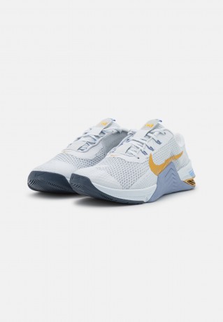 Nike Performance METCON 7 Sneaker low pure platinum/metallic gold coin/ashen slate/aluminum/thunder blue METCON 7 кроссовки женские низкие чистая платина/металлическая золотая монета/пепельный сланец/алюминий/синий гром