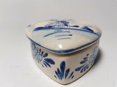 Шкатулка винтажная с амулетом Delft / K&amp;S, фарфор, 8 х 8 см, амулет с цепочкой, Нидерланды, 1970 год.