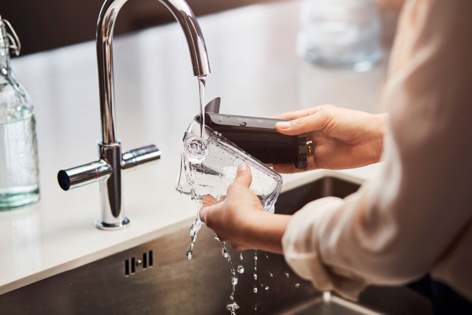 Philips Philips Kaffeevollautomat 2200 Serie EP2231/40 LatteGo, klavierlackschwarz  Полностью автоматическая кофемашина Philips серии 2200 EP2231/40 LatteGo, черный рояль