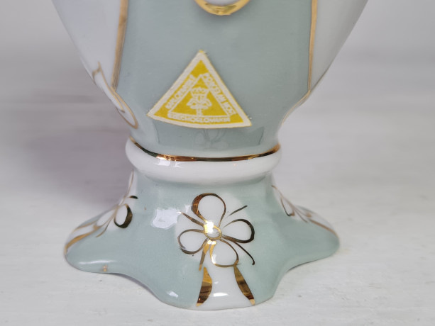 Ваза винтажная Royal Dux Bohemia, бело-светло-бирюзовый фарфор с цветочным декором и позолотой, 14,5 x 8 см, Чехословакия, 1960-70гг.
