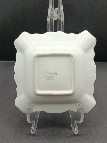 Пепельница винтажная Arzberg Bavaria "Шварцвальд" с изображением гуляющей в лесу пары, фарфор, 11 х 2 см, Германия, 1970-80гг.