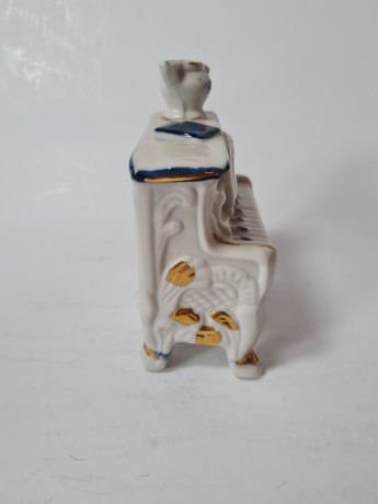 Винтажная фарфоровая фигурка пианино с позолотой в стиле барокко, 8 x 7,5см, Германия, 1960г.