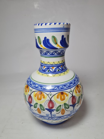 Delft Blue Holland Ваза с разноцветными цветами и синим узором, дельфтский фарфор, ручная роспись, 20 x 11 см, Голландия, 1960-70гг.