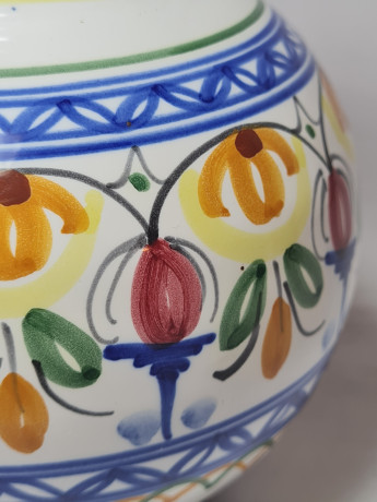 Delft Blue Holland Ваза с разноцветными цветами и синим узором, дельфтский фарфор, ручная роспись, 20 x 11 см, Голландия, 1960-70гг.