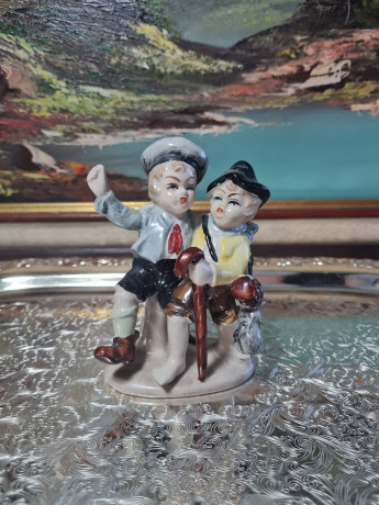 Статуэтка винтажная Sitzendorf "Два мальчика с зонтом", фарфор, 12 см, Германия, 1960-70гг.
