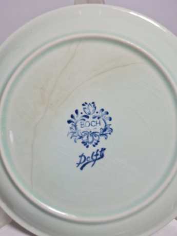 Тарелка декоративная винтажная Delft / Boch "Женщина, провожающая лодки", фарфор, 16.5 см, Нидерланды, 1970-80гг.