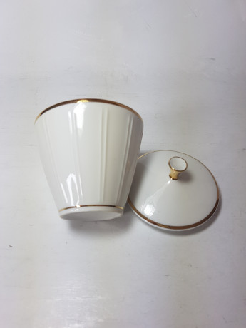 Winterling Roslau Bavaria Сахарница, белый фарфор с позолоченным ободком и рельефным узором, 10 x 8,5 см, Германия, 1960-70гг.