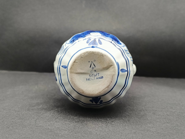 Ваза винтажная малая Delft Blue с цветочным декором, ручная роспись, фарфор, 12 х 9 см, Голландия, 1950-60гг.