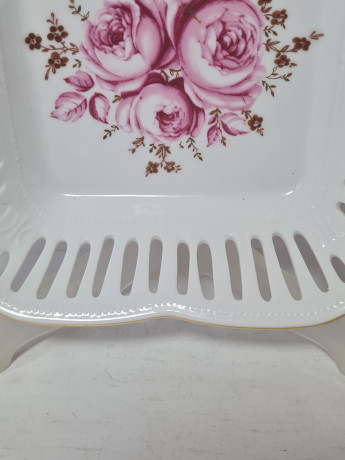 Weimar Квадратное фарфоровое блюдо с ажурным краем и цветочным рисунком "Розовые розы", 17 x 5 см, Германия, 1960-70гг.