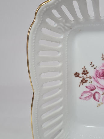 Weimar Квадратное фарфоровое блюдо с ажурным краем и цветочным рисунком "Розовые розы", 17 x 5 см, Германия, 1960-70гг.