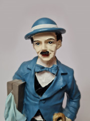 Статуэтка винтажная большая &quot;Чарли Чаплин в сине-черно-белом костюме с чемоданом и тростью&quot;, 23,5см x 8см, Германия, 1960-70гг.