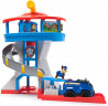PAW PATROL Lookout Tower Cмотровая вышка, высота более 50 см, игровой набор «Штаб» с 1 базовой полицейской машиной, 2 фигурками для погони и аксессуарами, 3+
