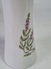 Ваза винтажная Hackefors Porslin Sweden, белый фарфор с фиолетово-зеленым цветочным декором и позолотой, 12 x 5,5 см, Швеция, 1960-70гг.