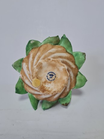 Статуэтка винтажная миниатюрная Capodimonte "Корзина с каллами и розами", фарфор, 11 см, Италия, 1960-70гг.