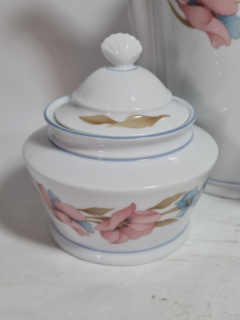 Набор для чая винтажный Winterling Marktleuthen Bavaria с розовыми и голубыми цветами, чайник, молочник, сахарница, фарфор, Германия, 1970-80гг.