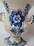Delft Blau Holland Ваза с двумя ручками и цветочным рисунком в синих тонах, дельфтский фарфор, 18,5см x 11см, Голландия, 1960-70гг.