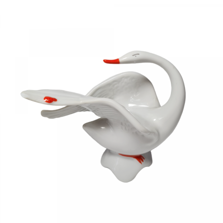 ARPO Curtea de Arges Фарфоровая фигурка "Лебедь с оранжевым клювом", 10,5см x 11см, Румыния, 1960-70гг. ARPO Curtea de Arges Фарфоровая фигурка "Лебедь с оранжевым клювом", 10,5см x 11см, Румыния, 1960-70гг.